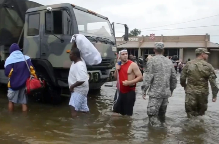 Capture vidéo du 14 août 2016 de l'armée de Louisiane montrant des habitants évacués suite aux inondations à Baton rouge