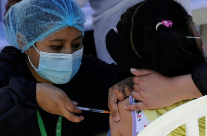 Un enfant reçoit une première dose de vaccin contre le Covid-19 en Bolivie à La Paz, le 6 janvier 2022