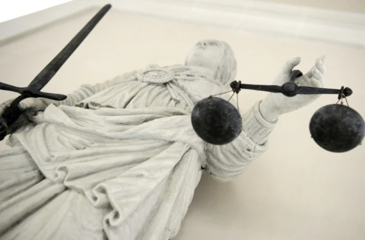 Trois personnes ont été mises en examen et écrouées à Paris dans le cadre d'une double affaire d'espionnage économique au profit de Moscou et d'ingérence