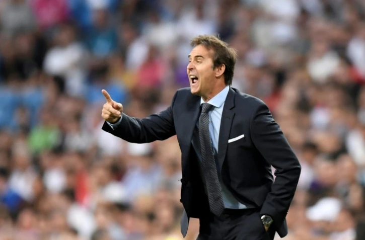 Julen Lopetegui, alors entraîneur au Real Madrid, donne des instructions lors du Trophée Santiago Bernabeu contre l'AC Milan, le 11 août 2018 à Madrid