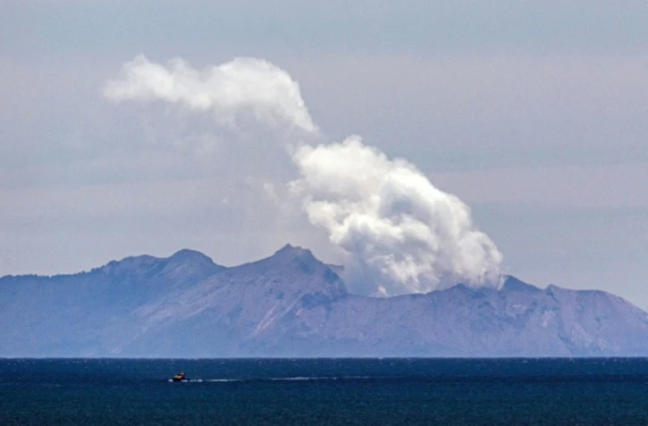 Des fumées s'élèvent le 11 décembre 2019 du volcan de White Island en Nouvelle-Zélande après l'explosion meurtrière du 9 décembre