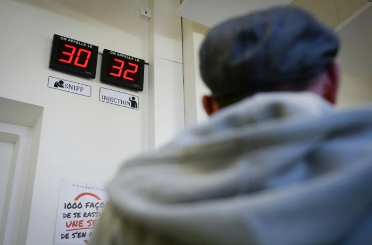 Pour Loïc (de dos), la salle de consommation de drogue à moindre risque ouverte à Strasbourg depuis l'automne à titre expérimental est devenue un point de repère.