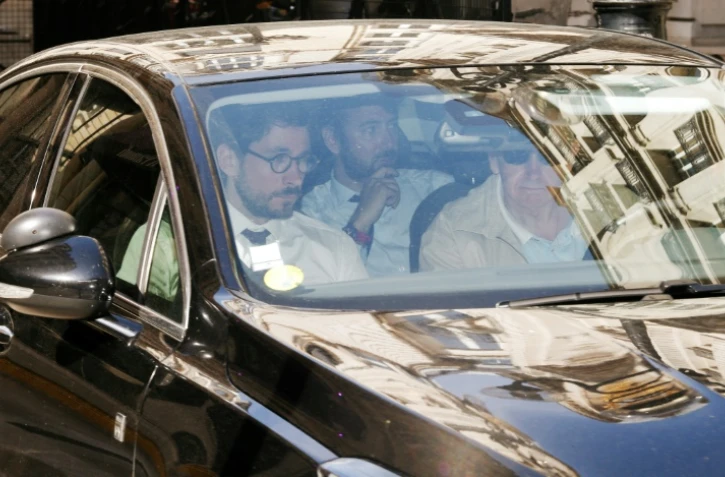 L'avocat de François Fillon, Anthony Levy (à l'arrière), quitte le Pole financier du tribunal de Paris, le 29 mai 2017