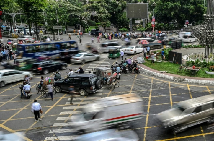 Circulation à un carrefour de la capitale bangladaise Dacca, le 14 mai 2026 