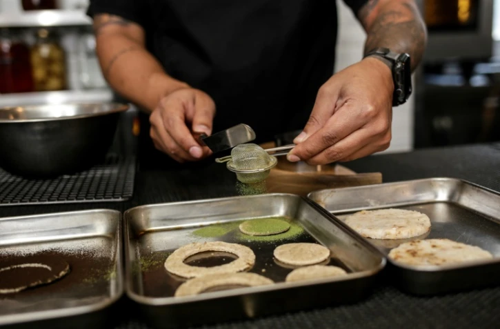 Le chef Rodrigo Pazos prépare un plat à base de farine de coca dans un restaurant de Bogotá, le 23 août 2022