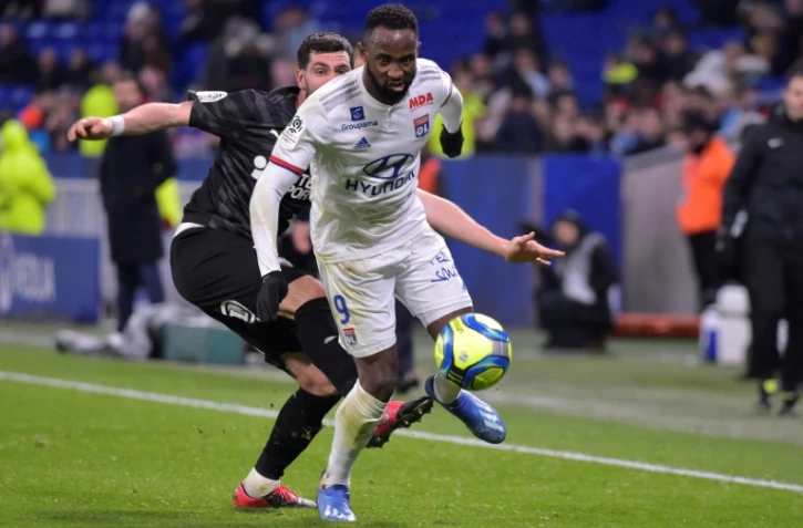 L'attaquant de Lyon Moussa Dembele devance le défenseur italien d'Amiens Arturo Calabresi, le 5 février 2020 à Décines-Charpieu, près de Lyon  