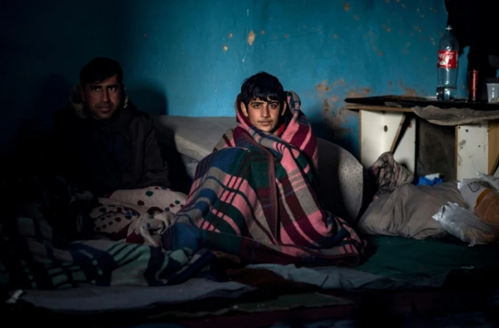 Des migrants dans un refuge improvisé le 8 décembre 2016 dans un entrepôt désaffecté de Belgrade