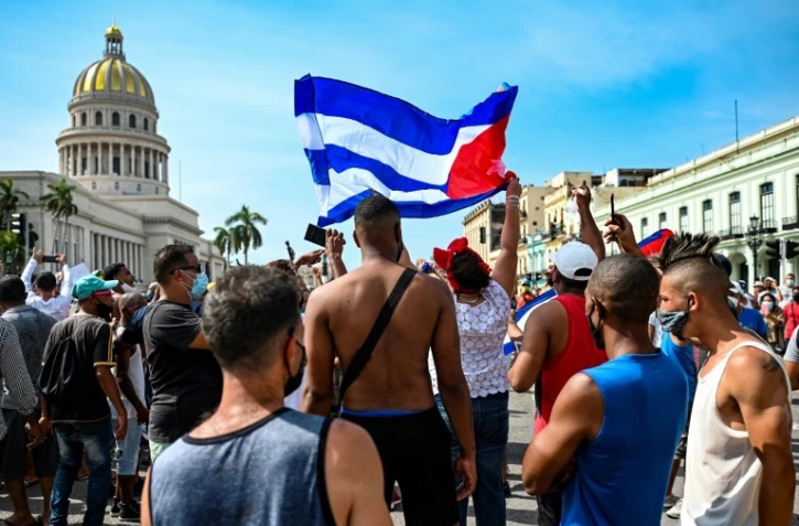 Des Cubains manifestent devant le Capitole à La Havane contre le gouvernement du président Miguel Diaz-Canel, le 11 juillet 2021