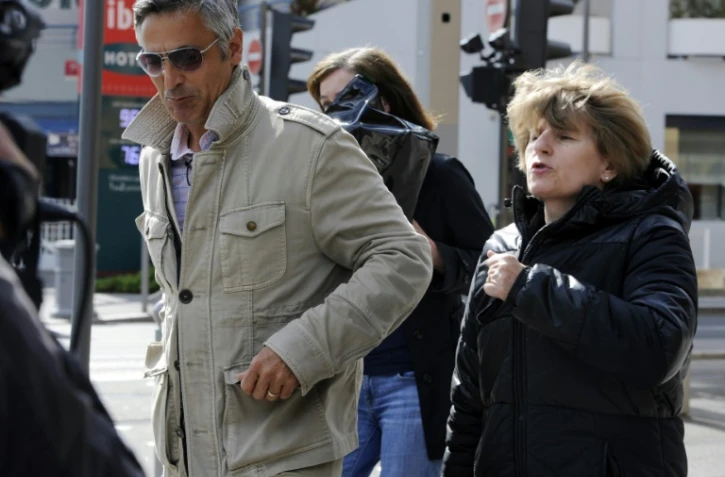 L'ex-majordome de Liliane Bettencourt, Pascal Bonnefoy (G) et l'ex-comptable de la milliardaire Claire Thibout (D) quittent le palais de justice de Bordeaux le 8 juin 2012