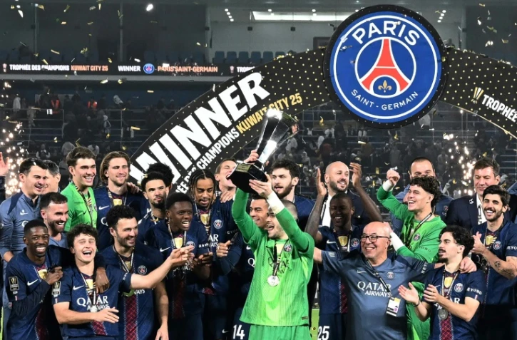 Le PSG soulève un énième trophée des champions après sa victoire sur Marseille aux tirs au but à Koweït City, le 8 janvier 2026 