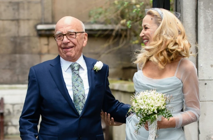 Le magnat des médias australien Rupert Murdoch (g) et sa nouvelle épouse, l'ancien mannequin américain Jerry Hall sur le parvis de St Bride à Londres, le 5 mars 2016