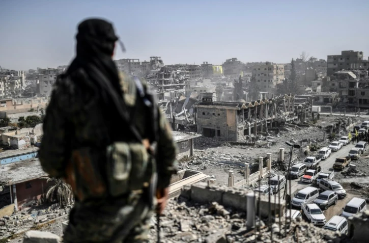 Un combattant des Forces démocratiques syriennes (FDS) sur un toit à Raqa, le 20 octobre 2017