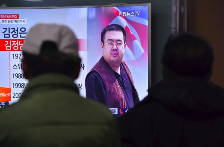 Des personnes regardent la télévision diffusant des informations concernant l'assassinat de Kim Jong-Nam , à Séoul le 14 février 2017