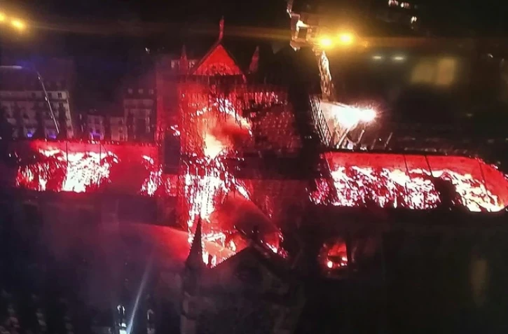 Capture d'écran de télévision d'une vue aérienne au 15 avril 2019 de l'incendie de la cathédrale Notre-Dame-de-Paris