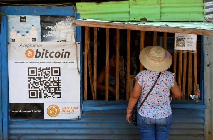 Une femme fait ses courses dans un lagasin qui accete le bitcoin à El Zonte (Salvador) le 4 septembre 2021