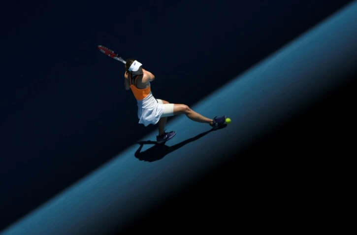 La Française Alizé Cornet a éliminé Simona Halep pour se qualifier pour le premier quart de finale de Grand chelem de sa carrière, à Melbourne, le 24 janvier 2022