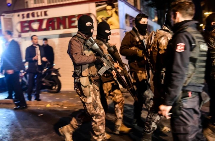 Des forces de police  patrouillent le 10 décembre 2016 dans les rues d'Istanbul après le double attentat