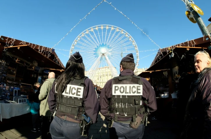 Deux policiers patrouillent sur le marché de Noël de Marseille, sur la Canebière, le 22 décembre 2016.