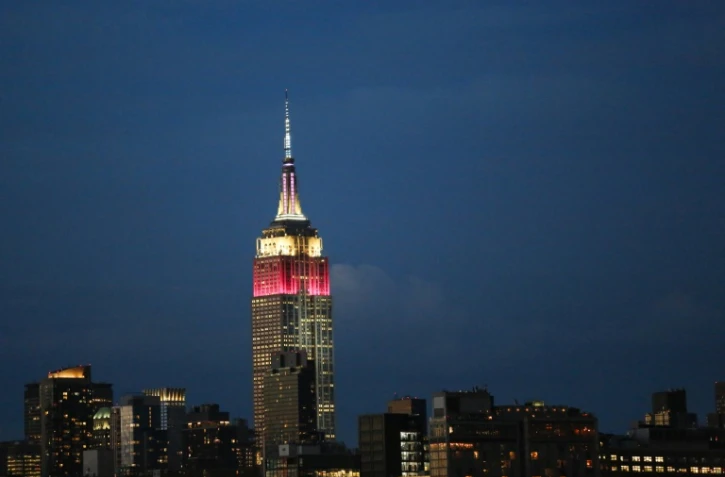L'Empire State Building illuminé aux couleurs de Qatar Airways, photographié de Weehawken, New Jersey, le 27 juin 2017