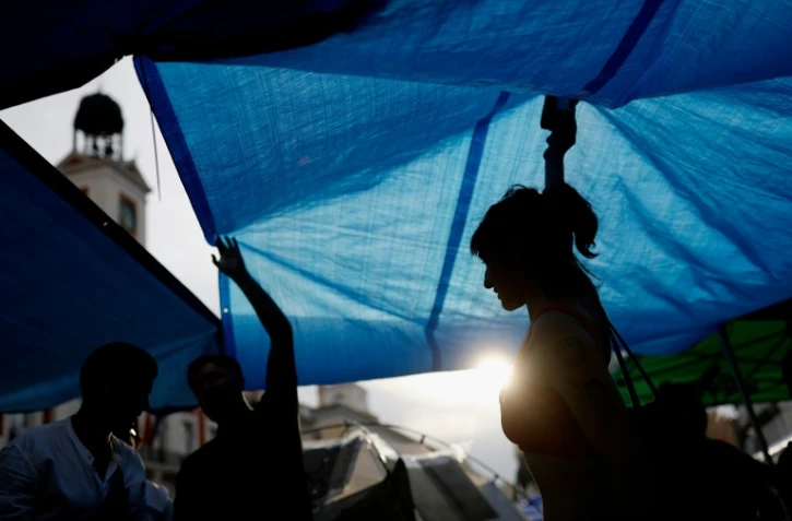 Des manifestants demandant une loi plus protectrice pour les logements campent sur la place Puerta del Sol de Madrid, le 27 septembre 2026