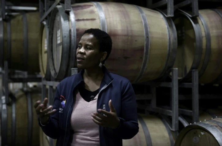 Ntsiki Biyela, première vigneronne noire sud-africaine, patronne d'Alsina Wines, dans sa cave de Stellenbosch, près du Cap, le 18 octobre 2017