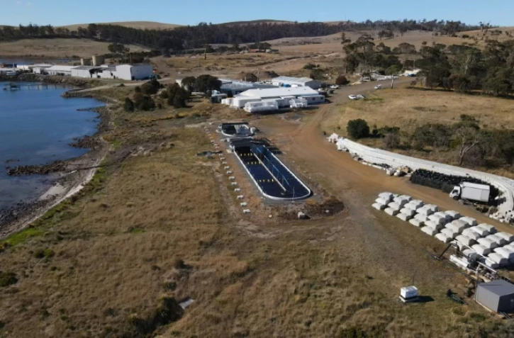 Vue aérienne de la ferme marine de Sea Forest à Triabunna, le 26 mars 2025 en Tasmanie
