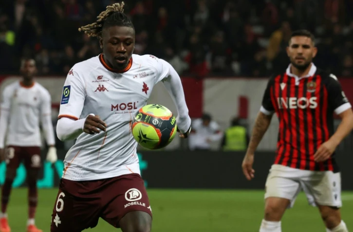 Le milieu de Metz Kevin N'Doram contre Nice d'Andy Delort (d), le 27 novembre 2021 Ă Nice