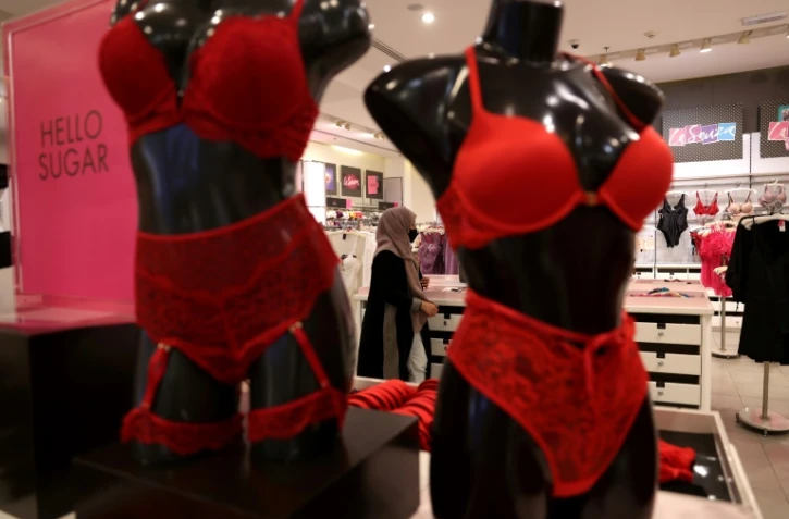 Des sous-vĂȘtements de couleur rouge en vente dans une boutique Ă Ryad, le 9 fĂ©vrier 2022 en Arabie saoudite