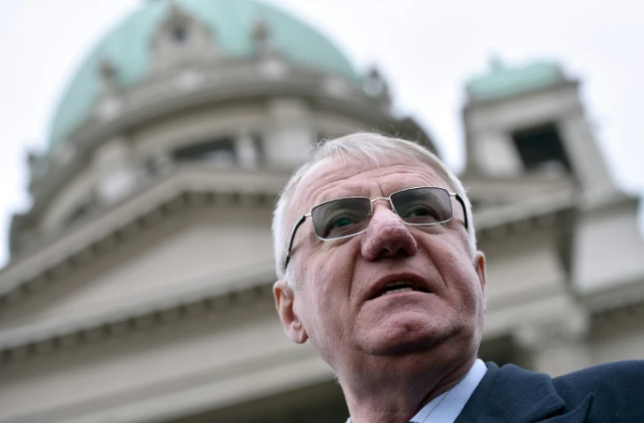Le député ultranationaliste serbe Vojislav Seselj, s'adresse aux journalistes devant le Parlement à Belgrade, le 23 janvier 2015