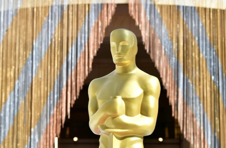 Un Oscar sur le tapis rouge à la veille de la soirée de remise des récompences du cinéma à Hollywood