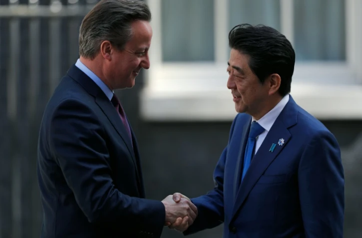 Le Premier ministre britannique David Cameron (g) et son homologue japonais Shinzo Abe, devant le 10 Downing Street Ă Londres le 5 mai 2016