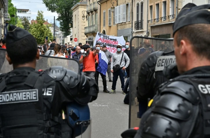 Des manifestants réclament la démission du préfet accusé de laxisme face aux expéditions punitives menées le week-end dernier par la communauté tchétchène dans le quartier sensible des Grésilles, le 20 juin 2020 à Dijon