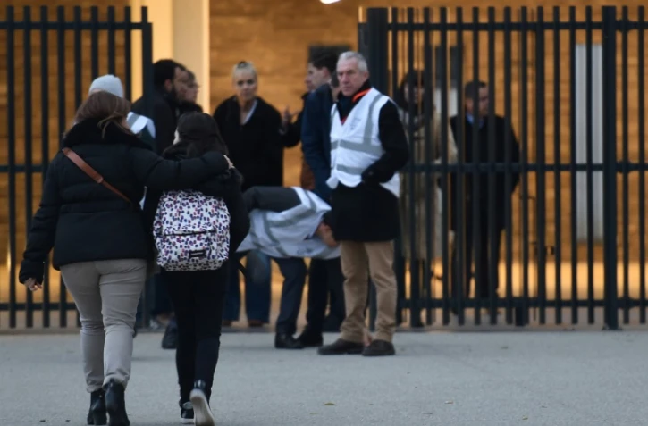 Une enfant arrive accompagnée de sa mère à Millas, près de Perpignan, le 15 décembre 2017