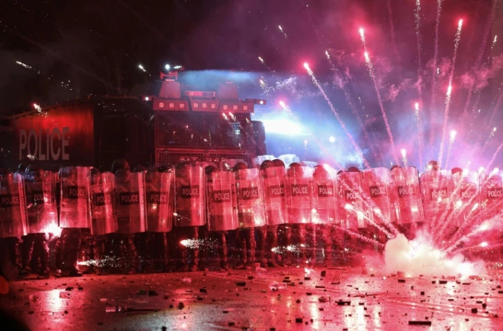 La police tente de disperser des manifestants opposés à la décision du gouvernement géorgien de retarder les négociations d'adhésion à l'UE, près du Parlement à Tbilissi, le 30 novembre 2024