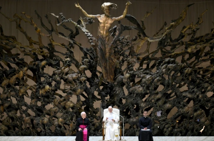 Photo diffusée par les médias du Vatican, le 24 mai 2025, du pape Léon XIV s'adressant aux membres de la Curie romaine et aux employés du Vatican à la salle d'audience Paul VI, au Vatican