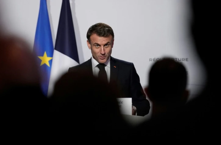 Le président français Emmanuel Macron prononce un discours après avoir visité le Musée national de la Marine, le jour de sa réouverture après six ans de rénovation, à Paris, le 27 novembre 2023