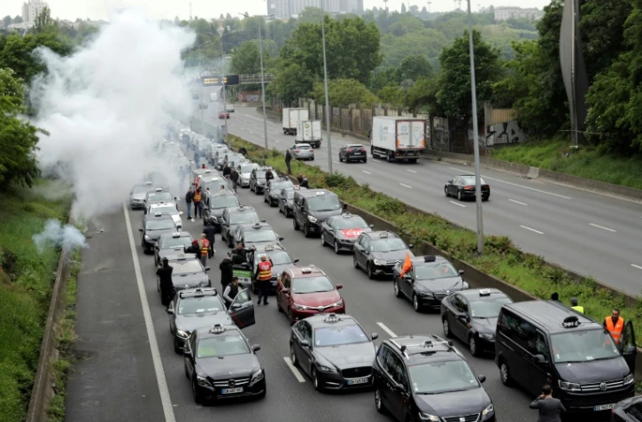 Des centaines de de taxis bloquent le périphérique parisien, le 20 mai 2019