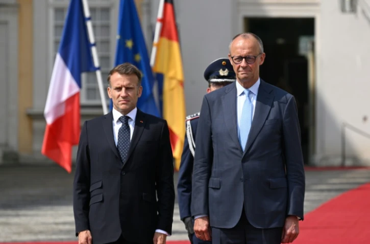 Le chancelier allemand Friedrich Merz et le président français Emmanuel Macron (g) à Brühl, dans l'ouest de l'Allemagne, le 17 juillet 2026, avant un Conseil des ministres franco-allemand