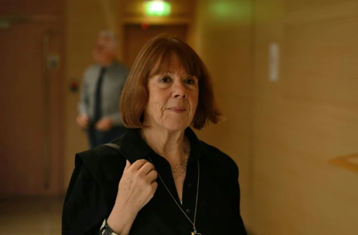 Gisèle Pelicot arrive au palais de justice d'Avignon le 13 décmbre 2024 pour le procès de son ancien époux Dominique Pelicot, accusé de l'avoir droguée, violée et fait violer par des inconnus recrutés sur internet pendant une décennie