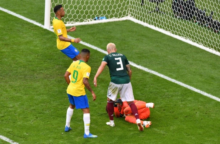 Les attaquants brésilien Neymars Jr et Gabriel Jesus butent sur le gardien du Mexique Guillermo Ochoa à Samara, le 2 juillet 2018