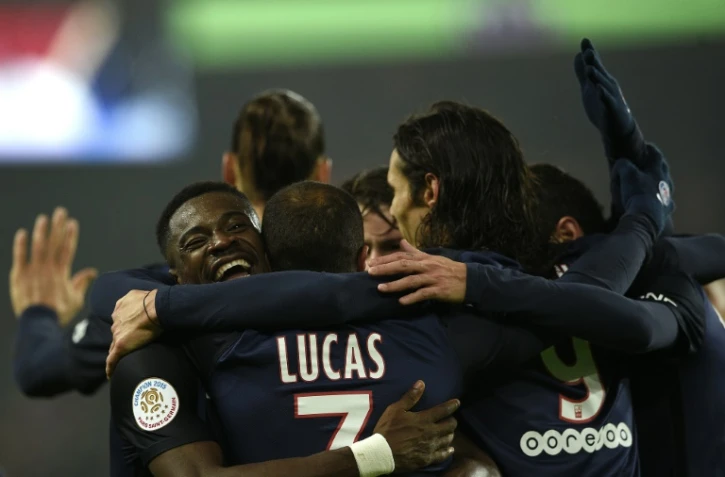 Les joueurs du PSG se congratulent après le 5e but inscrit contre Lyon, le 13 décembre 2015 au Parc des Princes