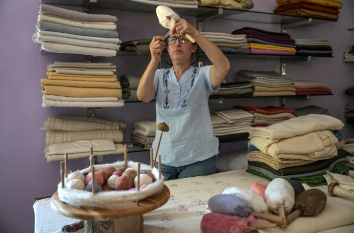 Emel Duman, propriétaire de la coopérature Apollon, fabrique du fil de soie, le 10 juillet 2023 à Antakya, en Turquie