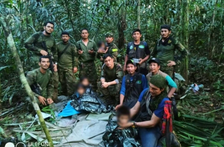 Photo diffusée le 9 juin 2023 par la présidence colombienne sur laquelle apparaissent des membres de l'armée avec quatre enfants indigènes qui ont été retrouvés vivants 