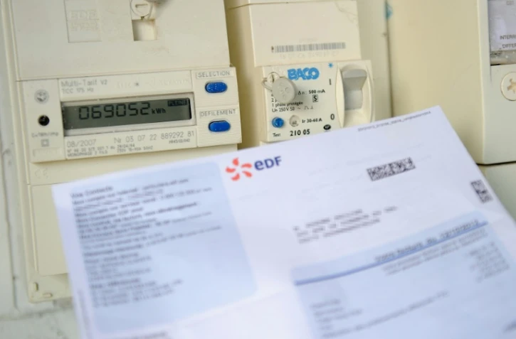 Une facture EDF devant un compteur le 31 juillet 2013 à Godewaersvelde