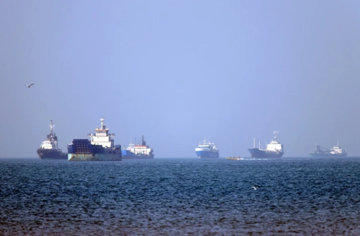 Photo fournie par l'agence iranienne Isna le 4 mai 2026, montrant des bateaux coinvés dans le détroit d'Ormuz au large de Bandar Abbas, dans le sud de l'Iran