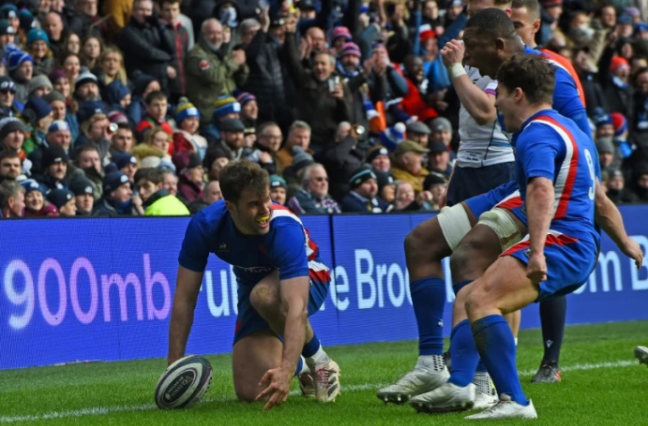 L'ailier français Damian Penaud célèbre son 2e essai face à l'Ecosse, lors du Tournoi des Six nations, le 26 février 2022 au Stade de Murrayfield à Edimbourg
