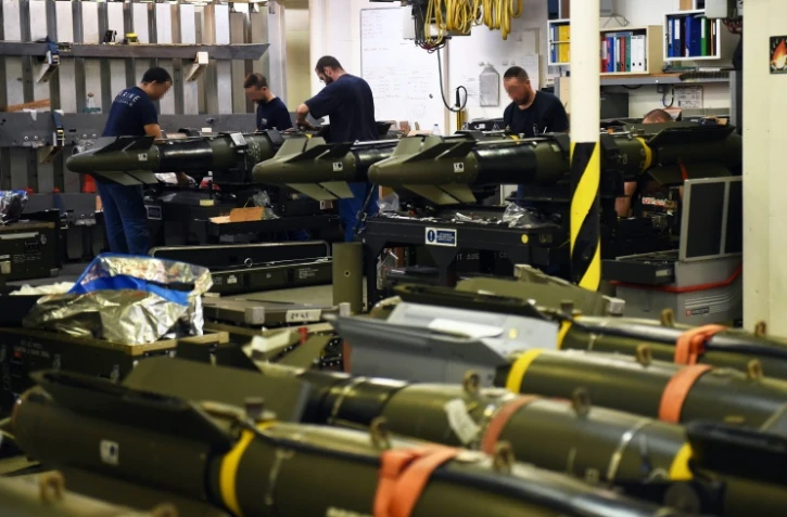 Des membres de la Marine française travaillent sur des missiles à bord du porte-avions Charles-de-Gaulle, le 22 novembre 2015 en Méditerranée