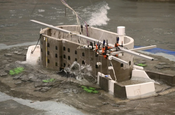 Des chercheurs étudient les effets de la houle et des vagues sur une maquette du fort Boyard dans un bassin à Ostende en Belgique, le 17 février 2025 

