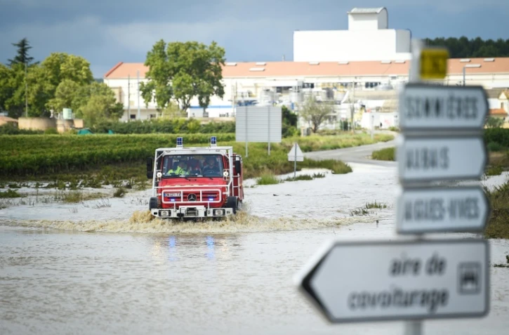 Un camion de pompiers sur une route inondée d'aigues-Vive, le 14 septembre 2021 dans le Gard