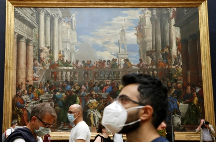 Des visiteurs devant les Noces de Cana de Veronese, au Louvre, le 6 juillet 2020, jour de sa réouverture après plus de trois mois de fermeture